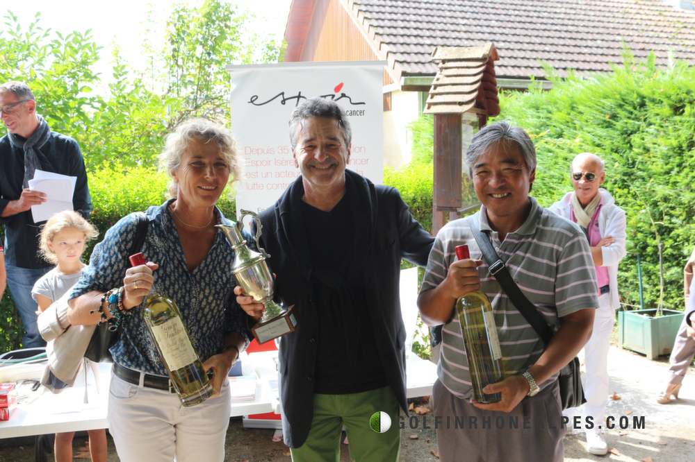 Bruno Saby entouré par Odile Caraly et Sasa Makoto, vainqueurs  du Trophée Renée Saby 2014